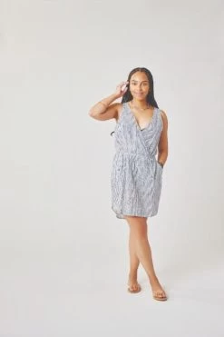 Coastal Cover Up - Women's 5 Coastal Cover Up - Women's -Outdoor Clothing Shop 1036003927 Carve CoastalCoverUp NavyMilosStripe Wmns Front